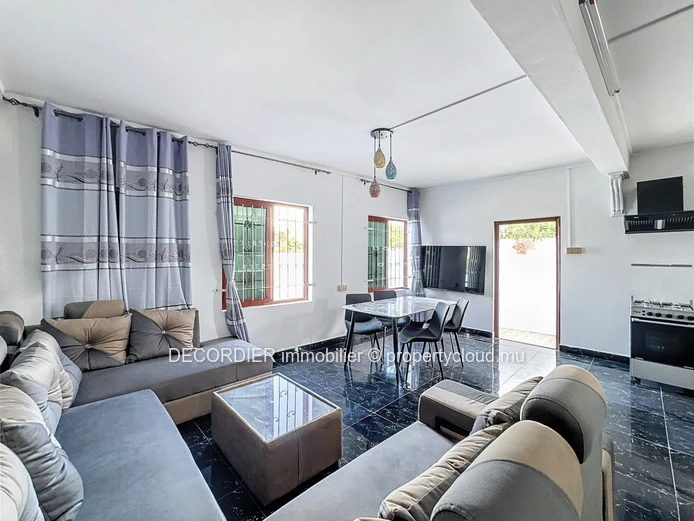 Maison à étage de 4 chambres avec piscine