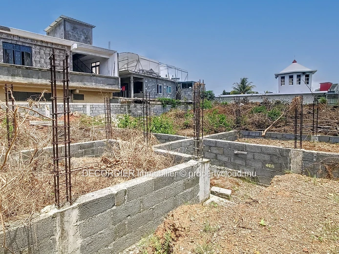 Residential land on the roadside