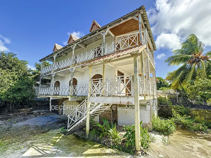 Maison coloniale à rénover avec vue mer au dernier étage (Mandat exclusif)
