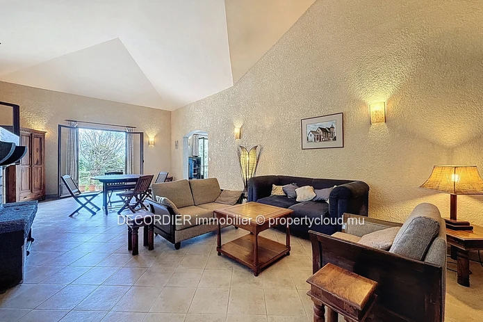 Elegant High-End Family Residence in the Heart of Floréal