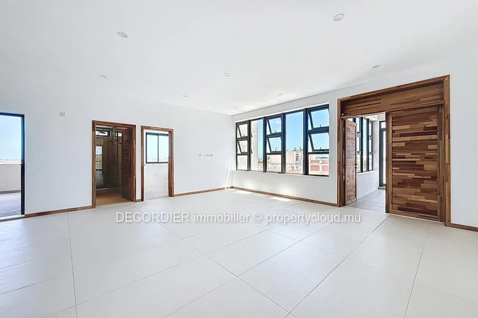 Penthouse situé dans un complexe avec ascenceur et piscine commune