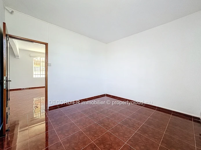 Spacious 300 m² house in quiet neighborhood