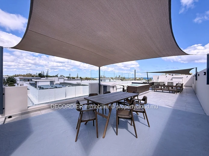 Penthouse with sea view in Pereybere