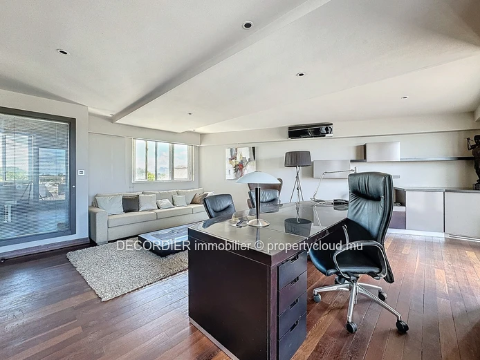 Office for sale in the heart of Grand Bay
