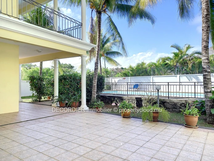Grande maison meublée avec piscine et dépendance