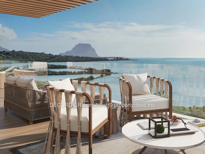 Sea view, very high standard flat, right on the water, open to foreign buyers.