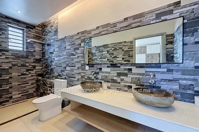 Modern duplex with private swimming pool (Sole Mandate)