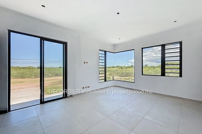 Villa contemporaine de plain-pied avec piscine