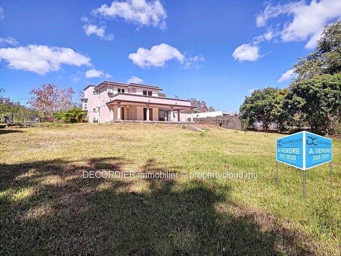 Belle maison avec piscine sur un grand terrain en face d'une rivière