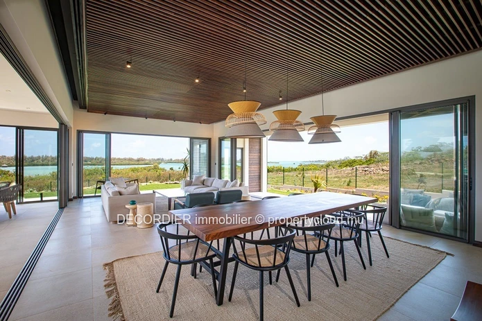 Splendid beachfront villa offering immediate access to the lagoon.