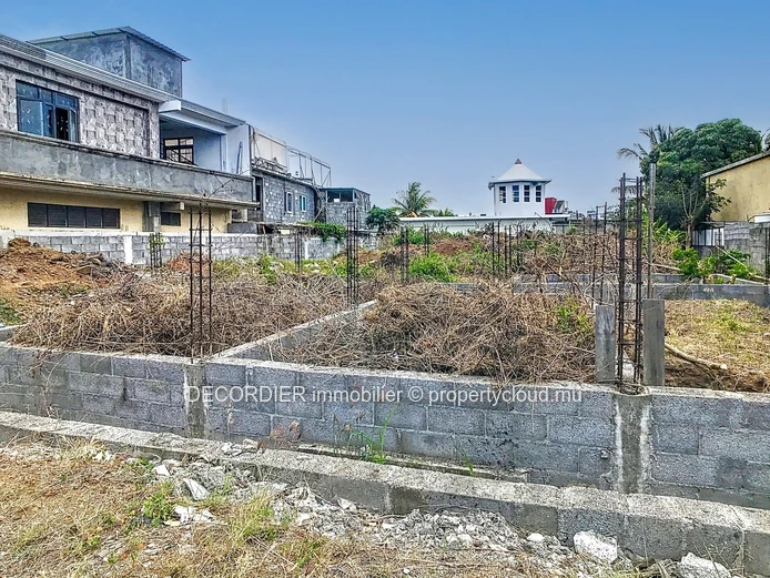 Residential land on the roadside