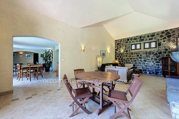 Elegant High-End Family Residence in the Heart of Floréal