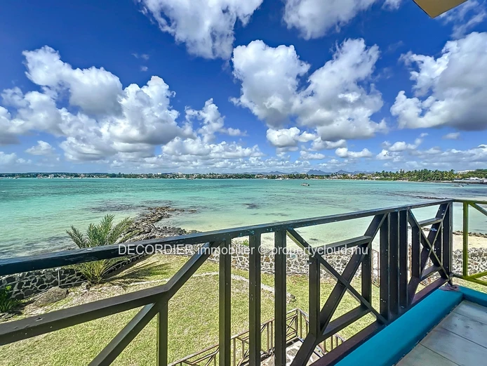 Ideal house on the seafront with private beach