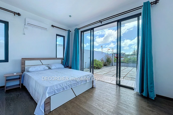 New single storey house with swimming pool and garden