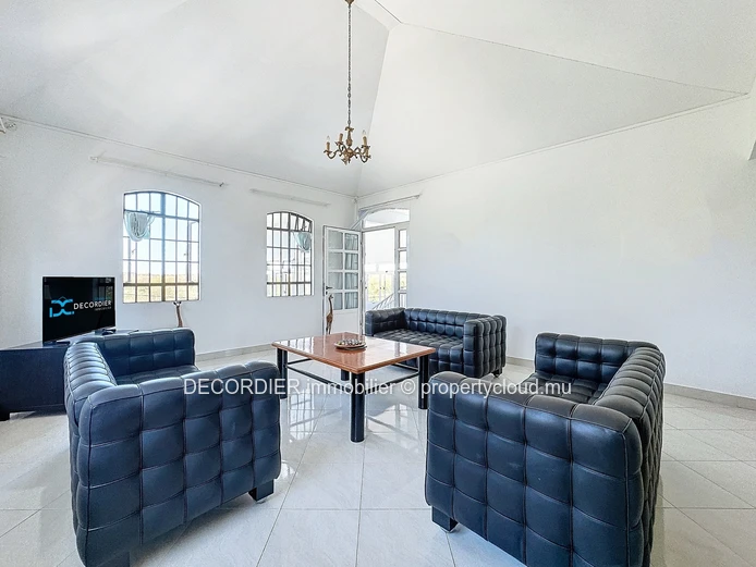 Spacious 300 m² house in quiet neighborhood