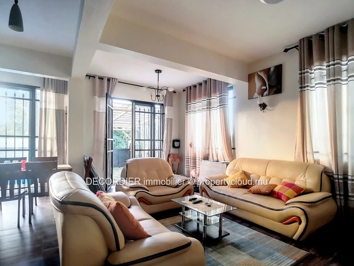 Pretty house on 2 levels with a swimming pool and a rooftop