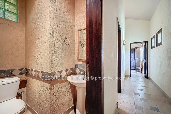 Elegant High-End Family Residence in the Heart of Floréal