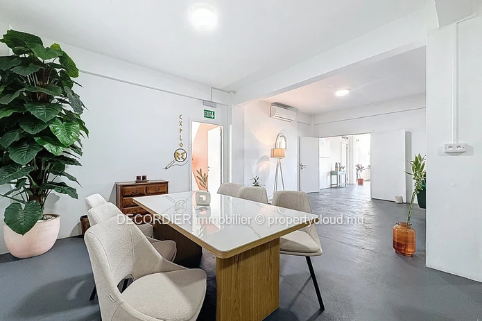 Commercial space for rent – Roches Brunes