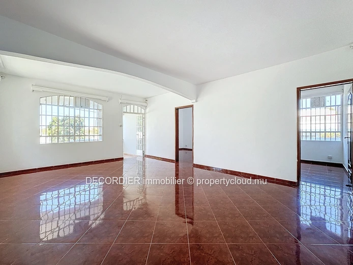 Spacious 300 m² house in quiet neighborhood