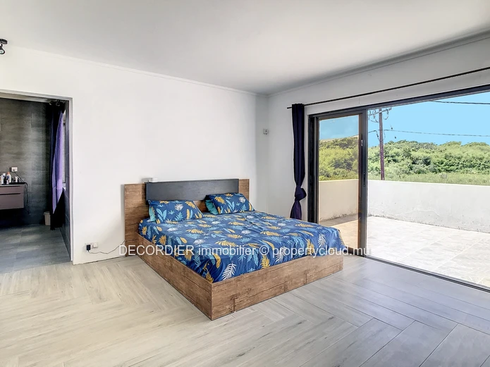 Grande maison individuelle avec quelques finitions à prévoir.