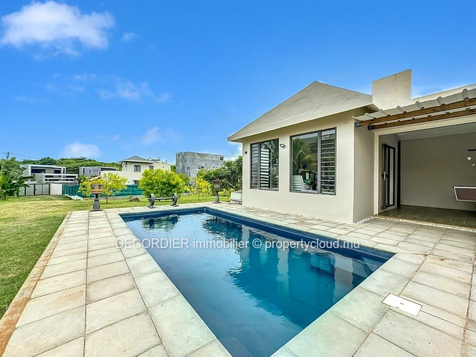 Grande maison moderne avec piscine et un grand jardin