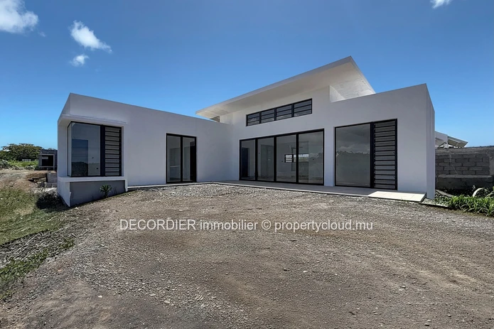 Villa contemporaine de plain-pied avec piscine
