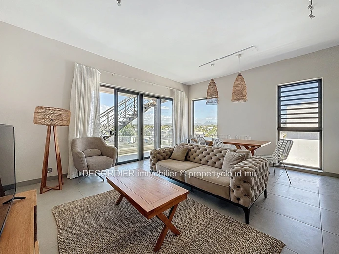 Penthouse with sea view in Pereybere