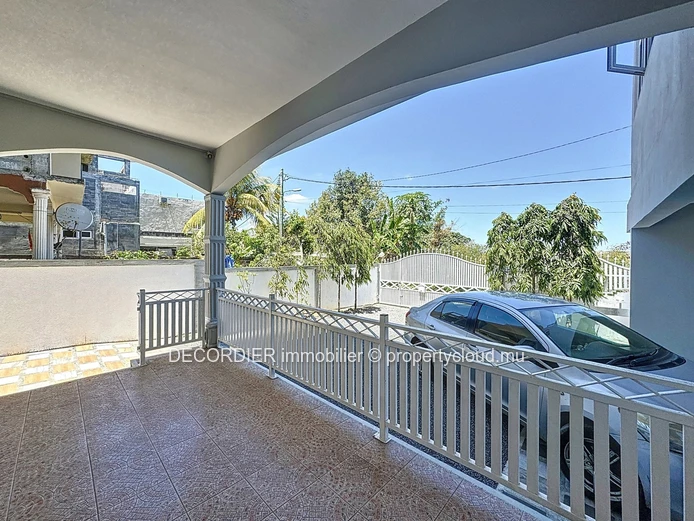 Spacious 300 m² house in quiet neighborhood