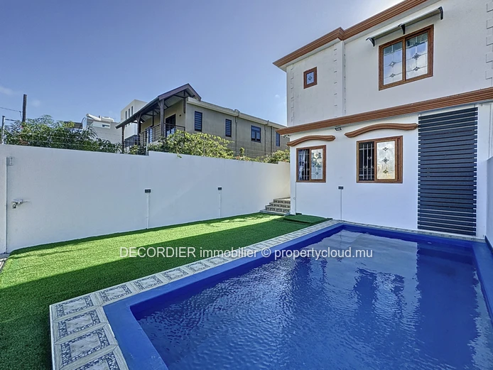 Maison à étage de 4 chambres avec piscine