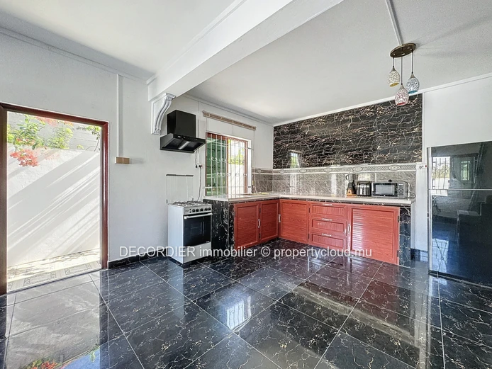 Maison à étage de 4 chambres avec piscine
