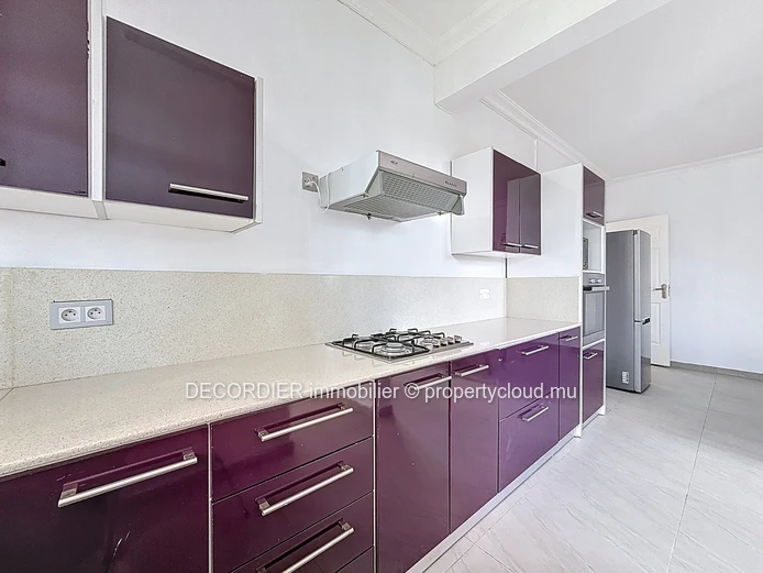 Beautiful Modern Villa – 230 m² in Pereybere – Secure Residence with Pool (Sole Mandate)
