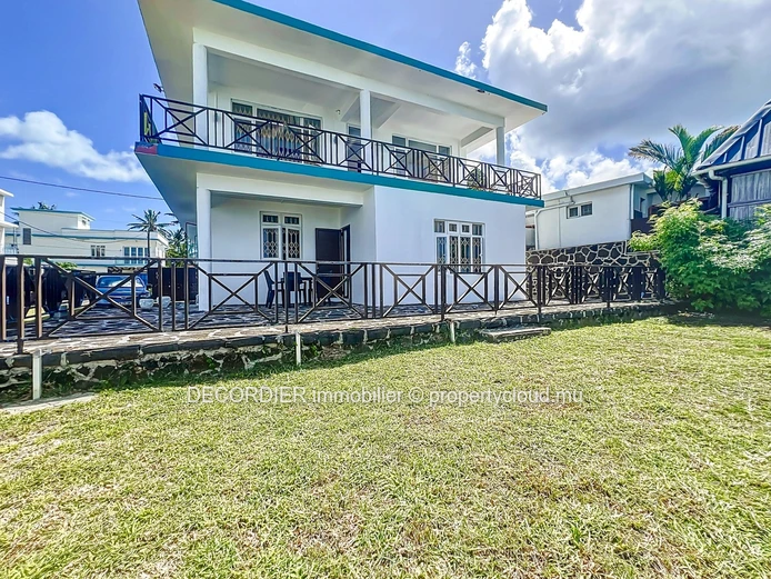 Ideal house on the seafront with private beach