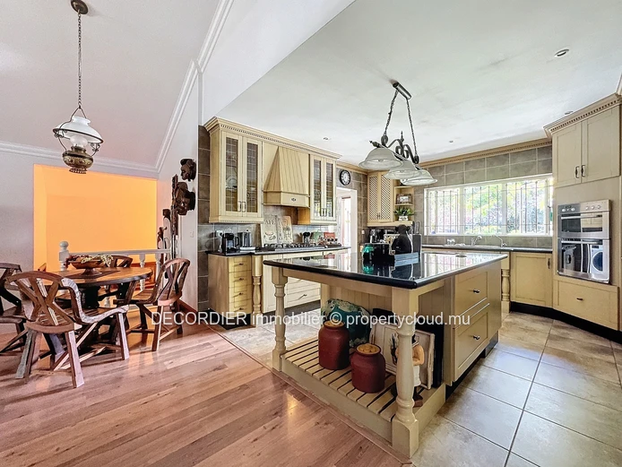 Magnifique villa à étage situé dans une résidence