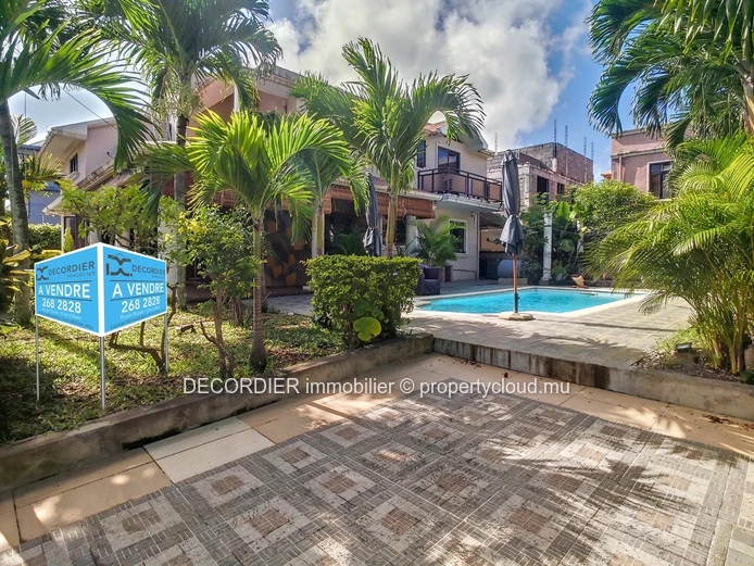 Grande maison individuelle avec piscine et jardin arborée