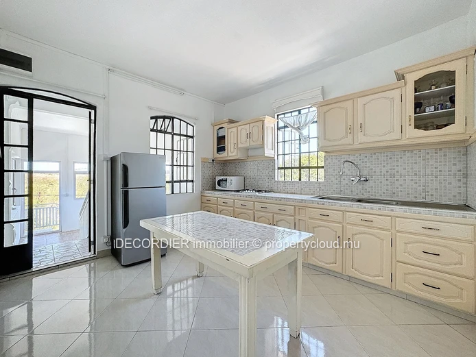 Spacious 300 m² house in quiet neighborhood