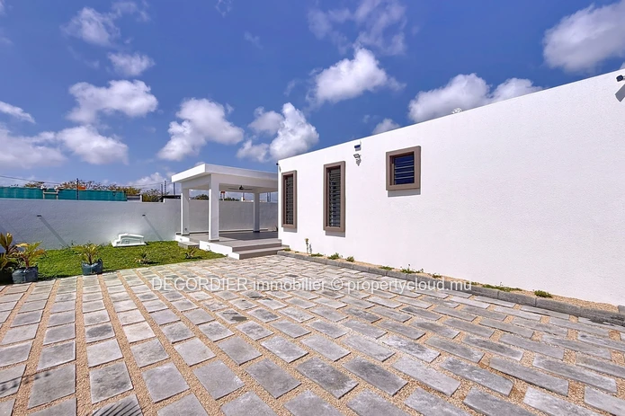 Superbe villa neuve avec piscine