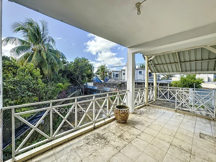Maison coloniale à rénover avec vue mer au dernier étage (Mandat exclusif)