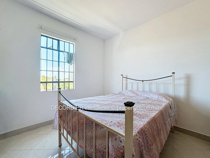 Spacious 300 m² house in quiet neighborhood
