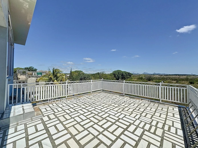 Spacious 300 m² house in quiet neighborhood