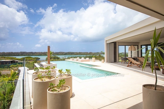 Splendid beachfront villa offering immediate access to the lagoon.