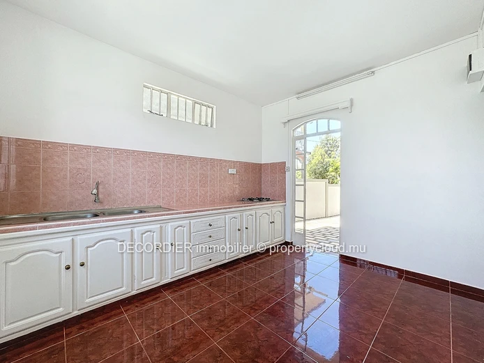 Spacious 300 m² house in quiet neighborhood