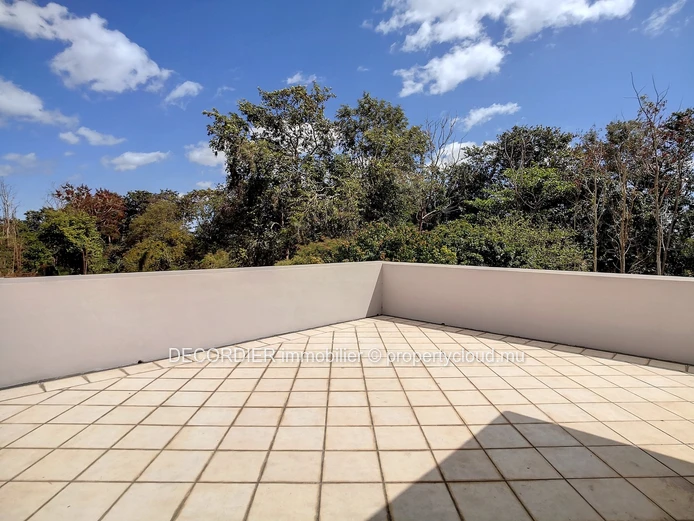 Belle maison avec piscine sur un grand terrain en face d'une rivière