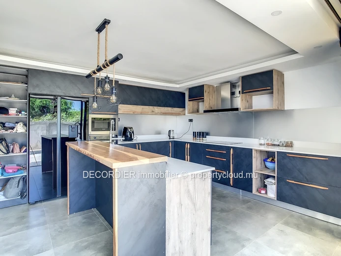 Grande maison individuelle avec quelques finitions à prévoir.