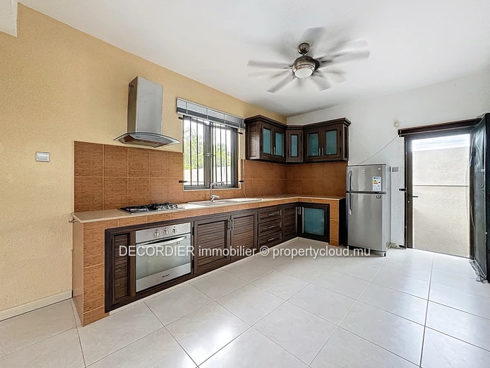 Opportunité unique : maison avec appartements, studio et vue sur mer !
