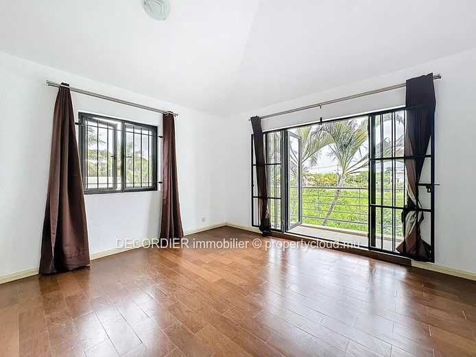 Opportunité unique : maison avec appartements, studio et vue sur mer !