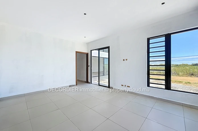 Villa contemporaine de plain-pied avec piscine