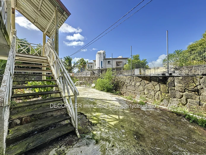 Maison coloniale à rénover avec vue mer au dernier étage (Mandat exclusif)