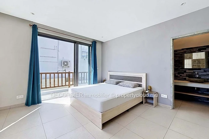 Modern duplex with private swimming pool (Sole Mandate)