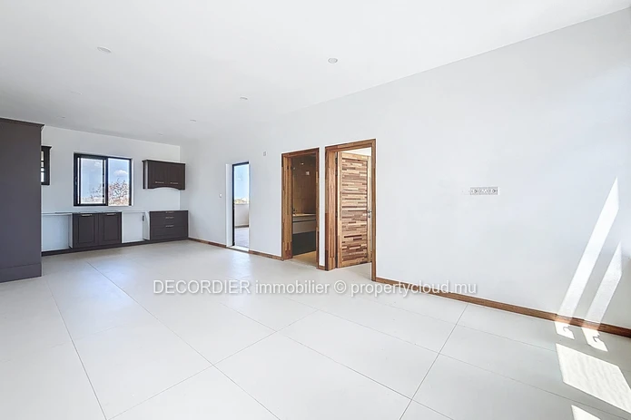 Penthouse situé dans un complexe avec ascenceur et piscine commune