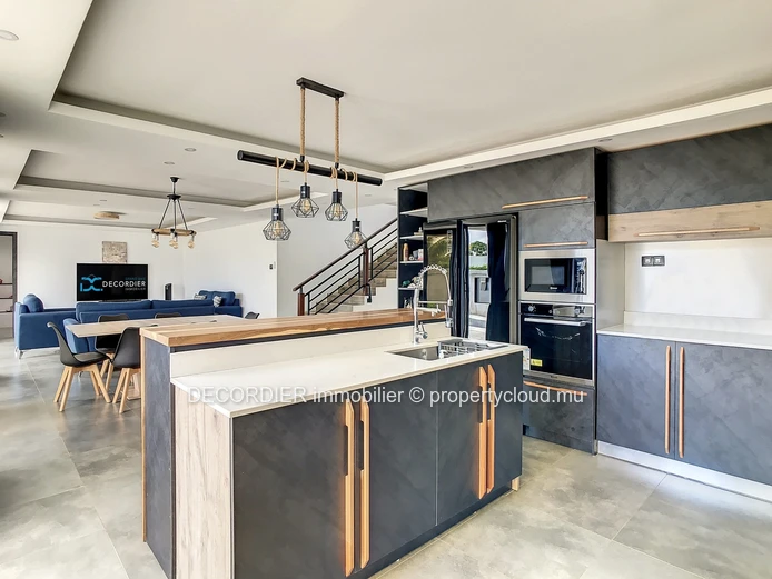 Grande maison individuelle avec quelques finitions à prévoir.